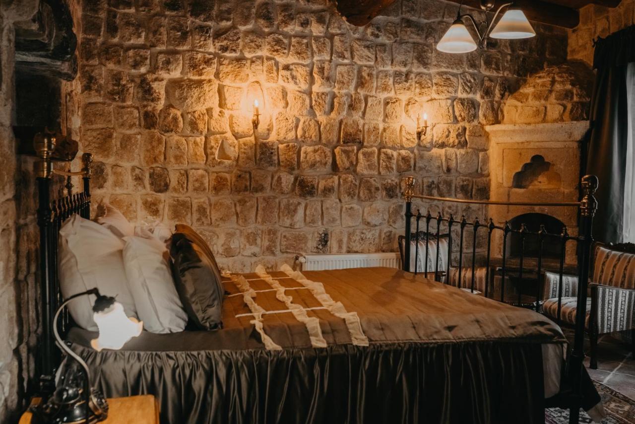 Deluxe Cave Room