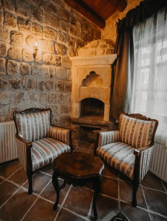Deluxe Cave Room
