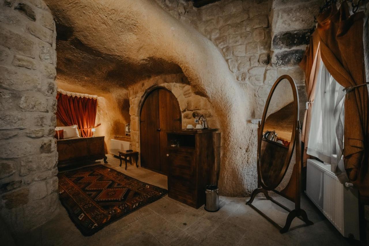 Deluxe Cave Room