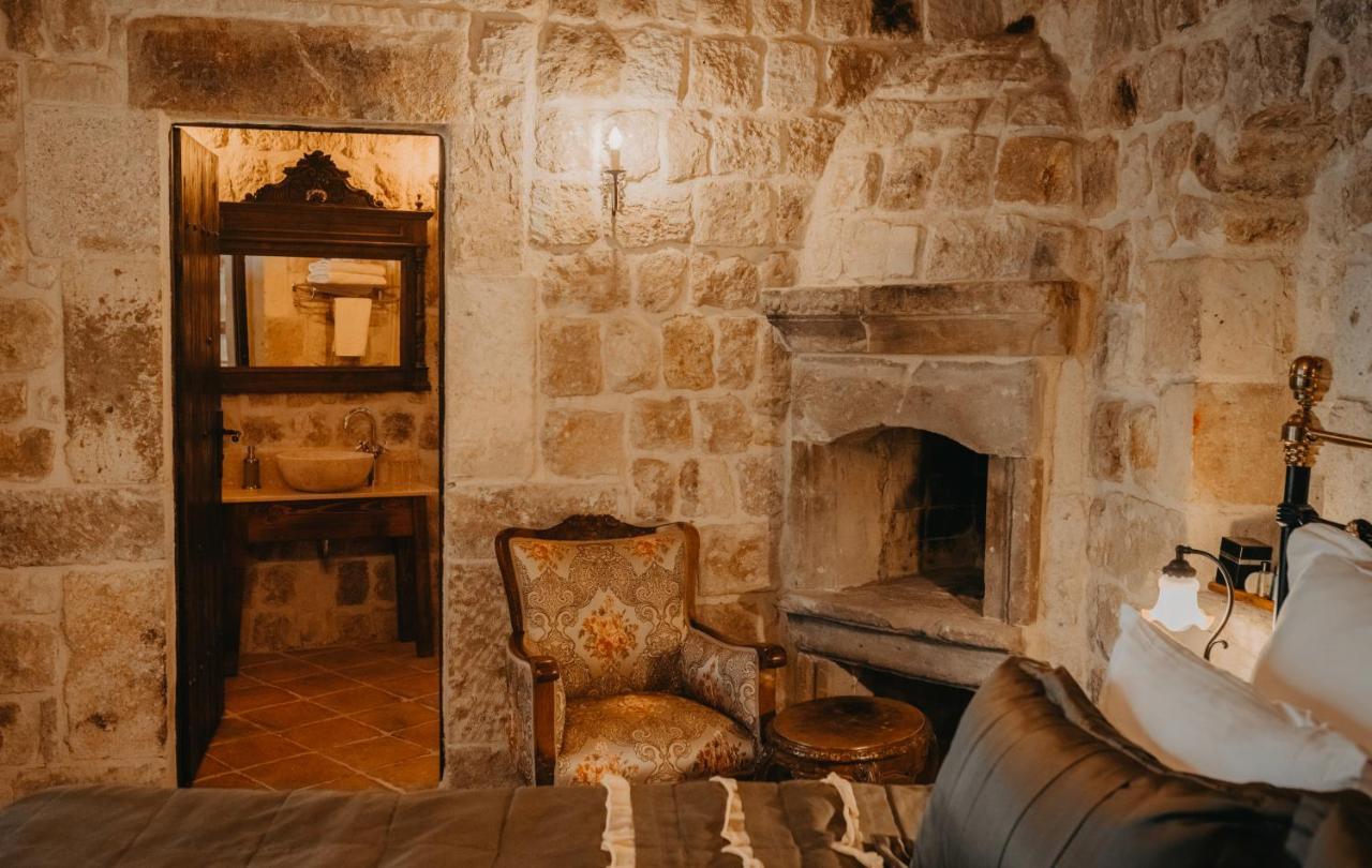 Deluxe Cave Room