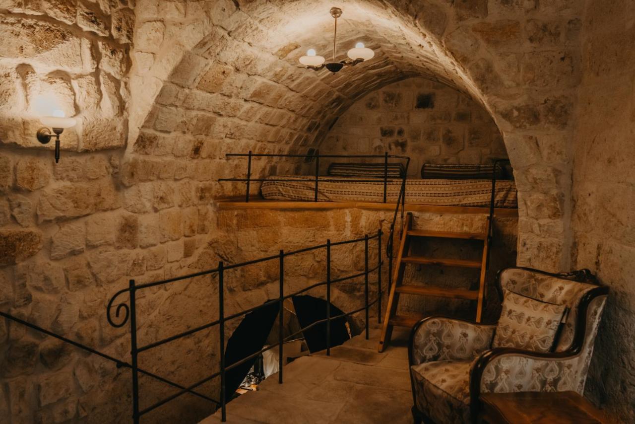 Deluxe Cave Room