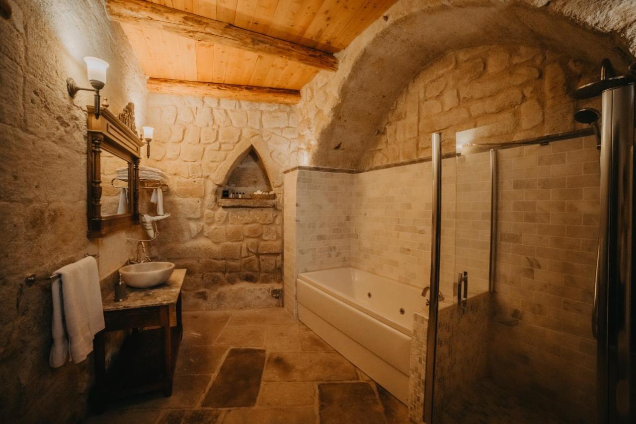 Deluxe Cave Room