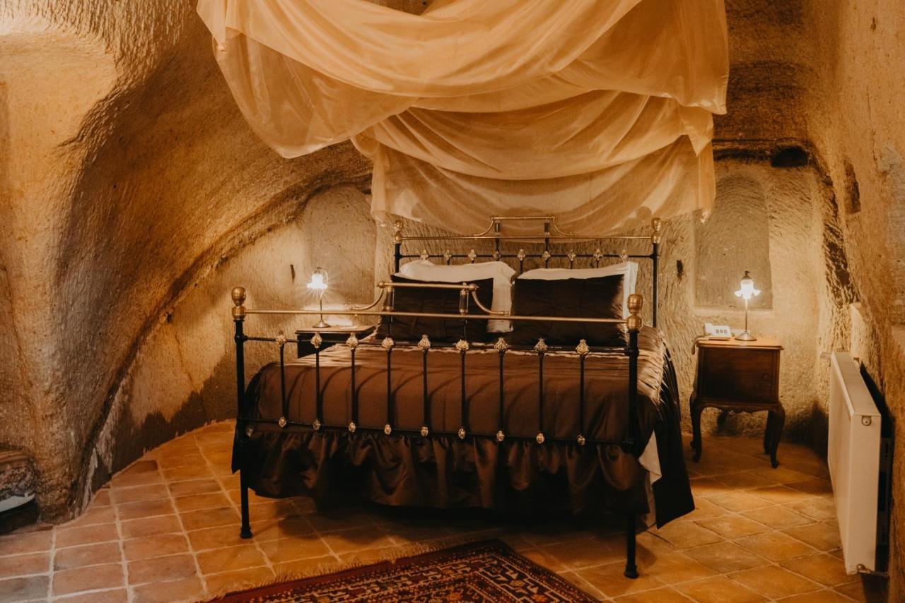 Deluxe Cave Room