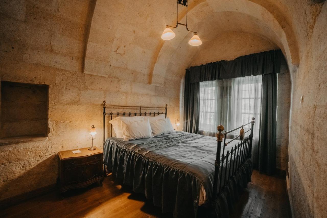 Deluxe Cave Room