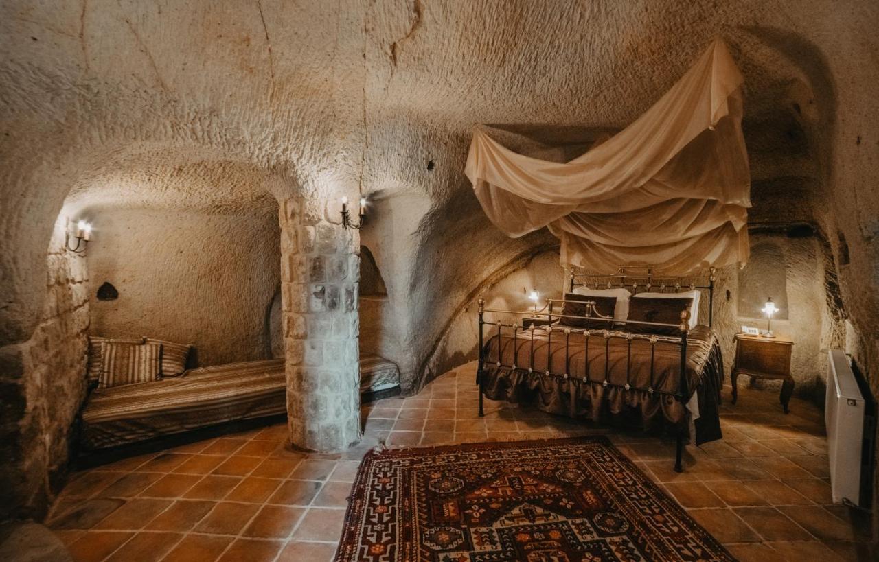 Deluxe Cave Room
