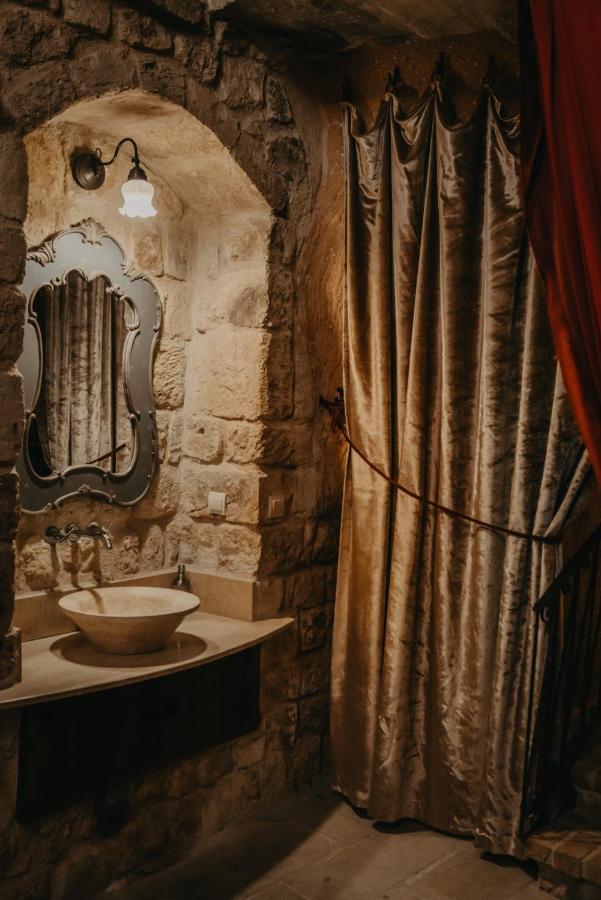 Deluxe Cave Room