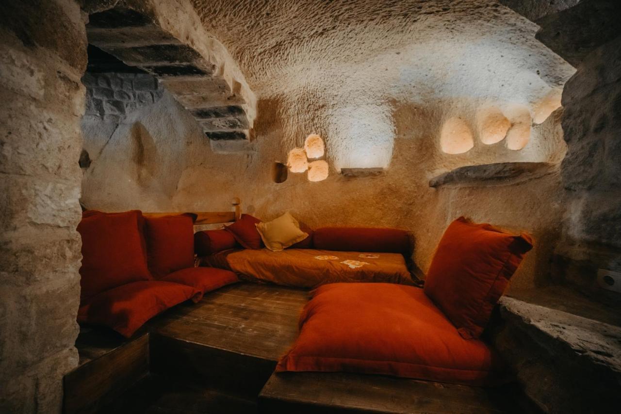 Deluxe Cave Room