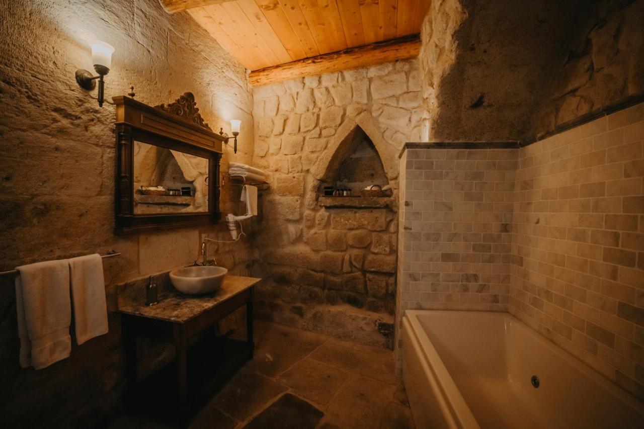 Deluxe Cave Room