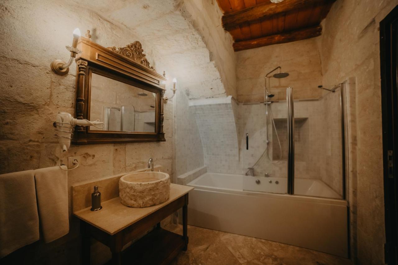Deluxe Cave Room