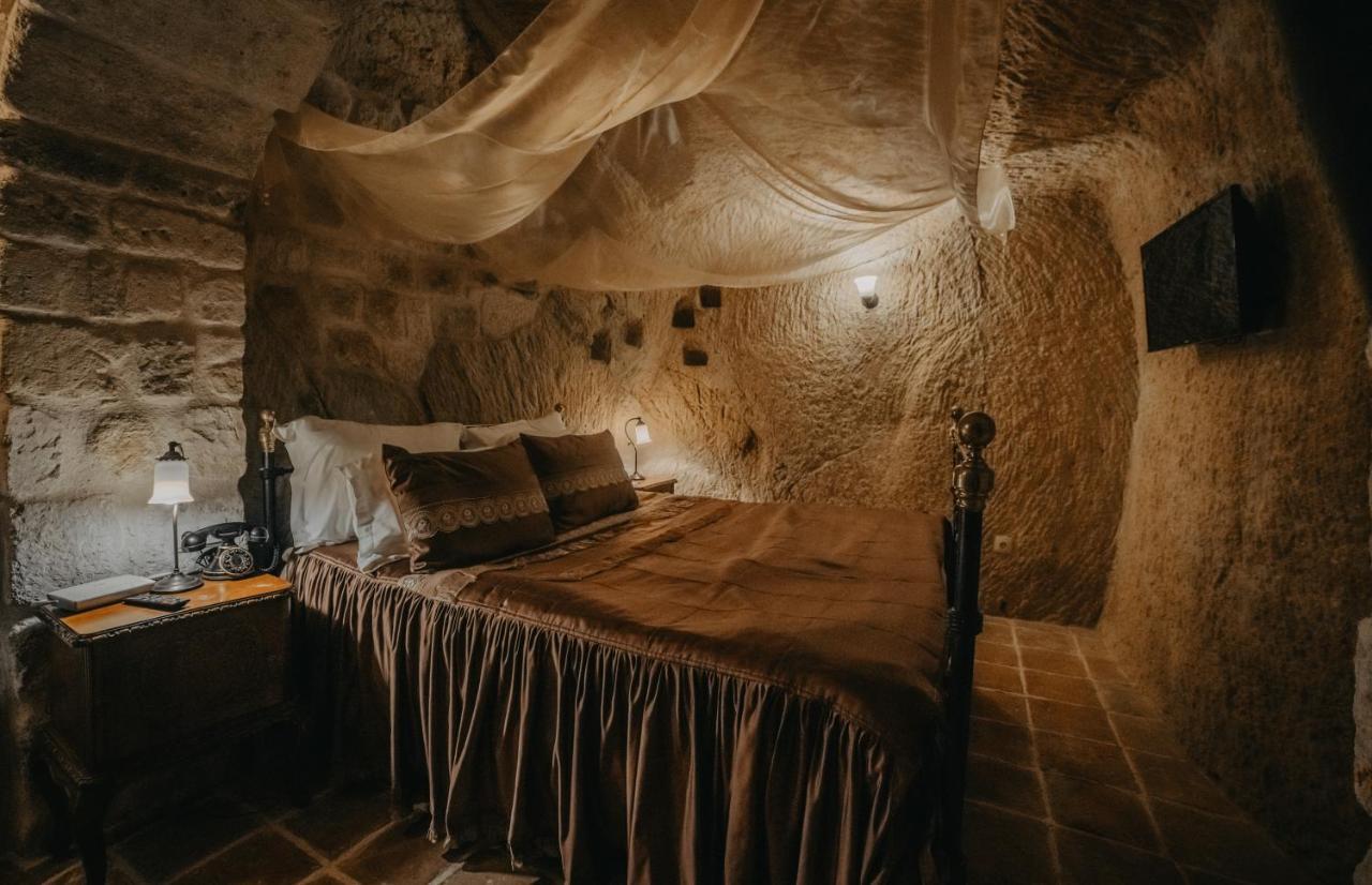 Deluxe Cave Room