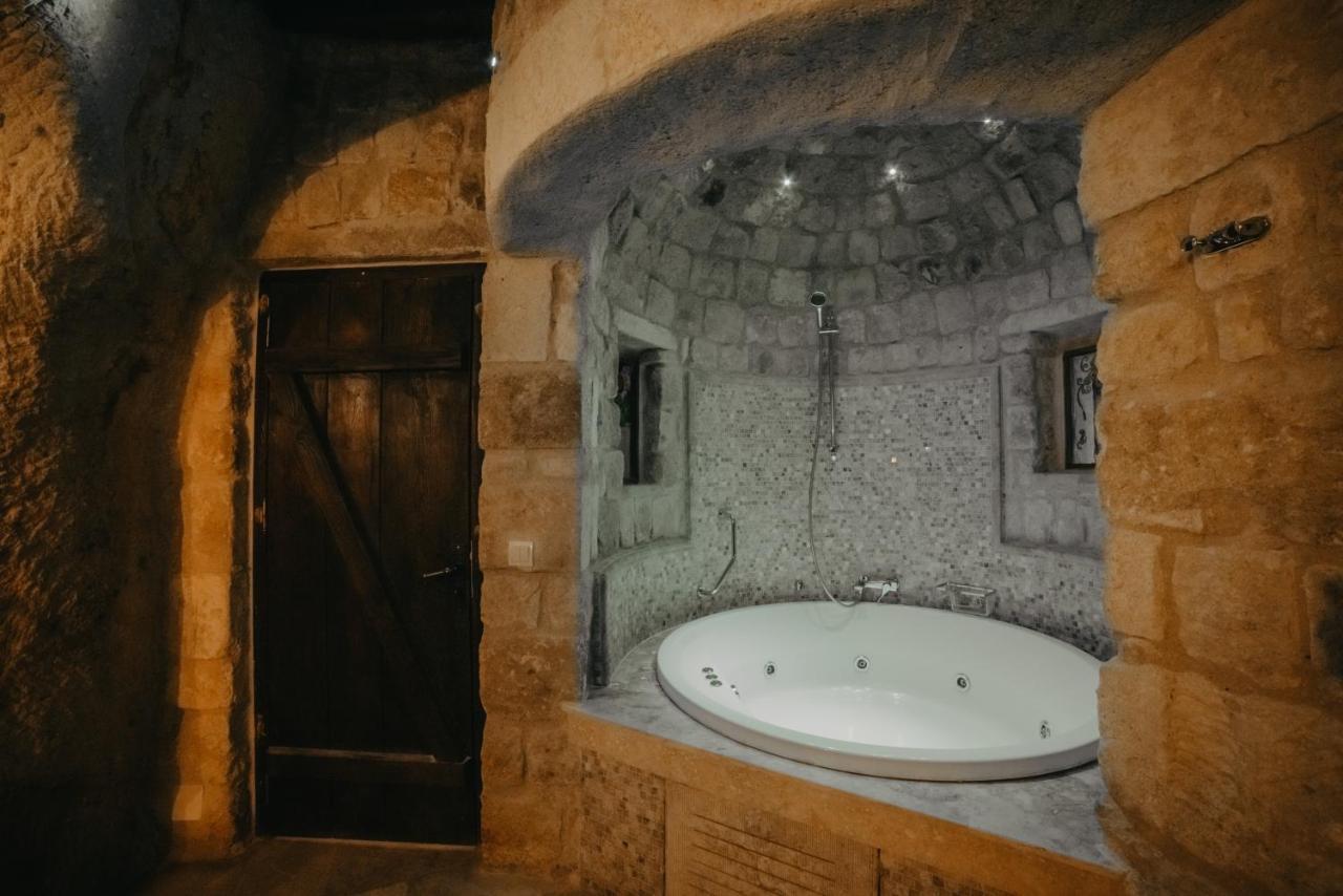 King Cave Suite