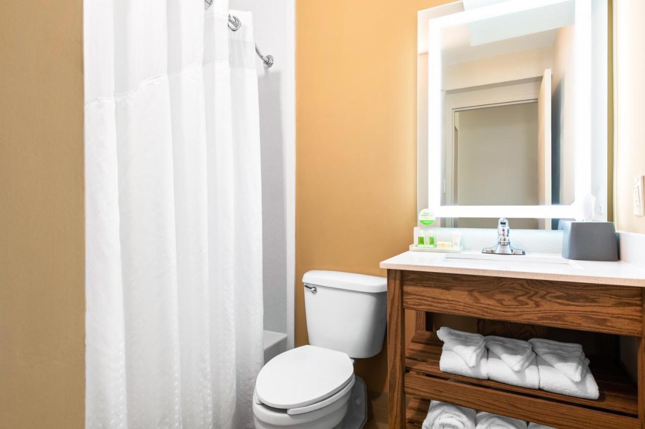Double Room Two Queen Beds Bath Tub Mobility Hearing Access