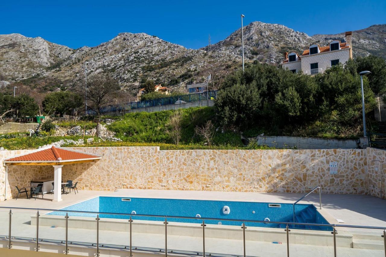 Two Bedroom Apartment with Balcony and Sea View