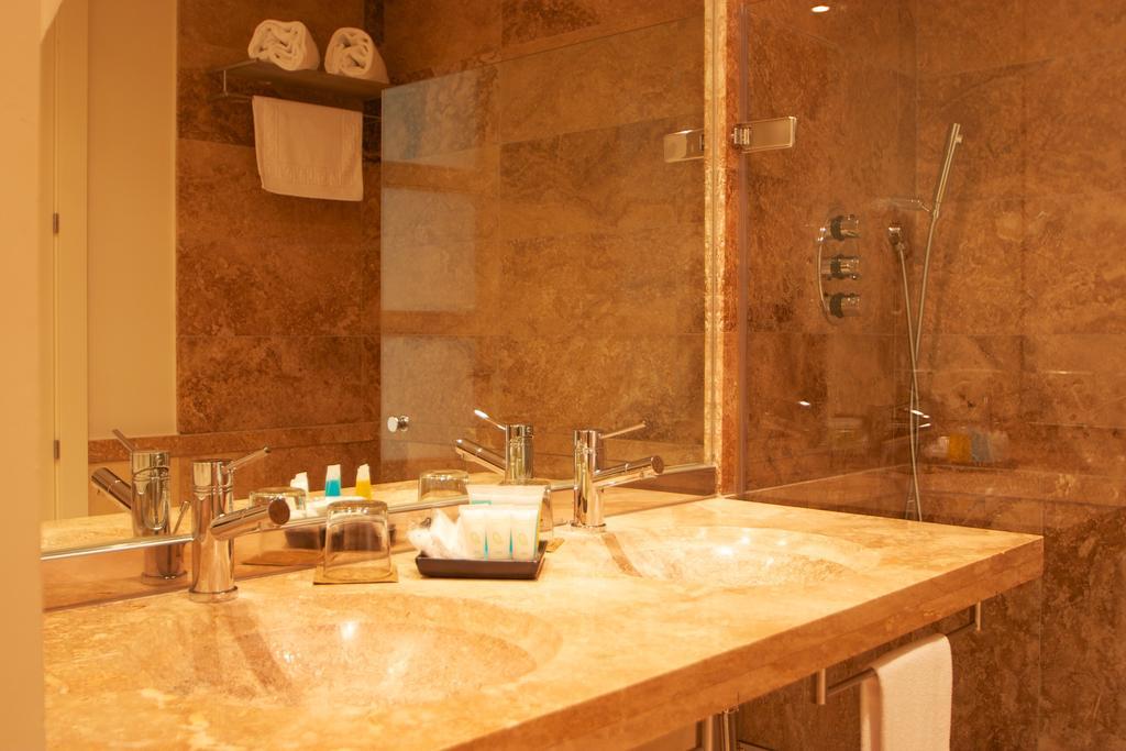Luxury Three-Bedroom Apartment with three bathrooms