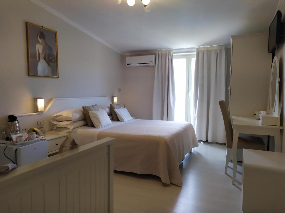 Standard Triple Room Sea View