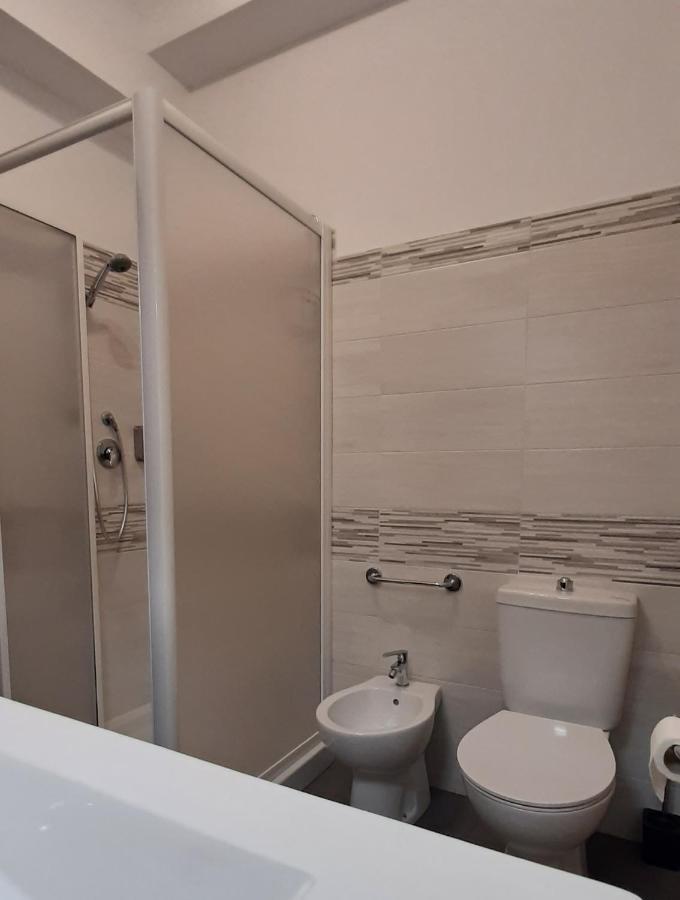 Single Room Private External Bathroom,813872714:JPEG