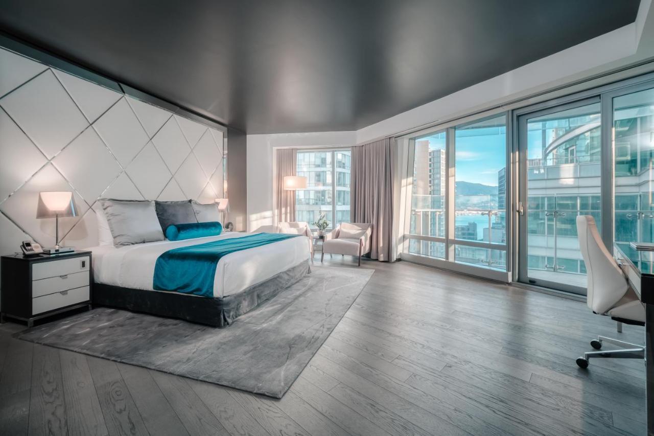 Habitación Paradox con cama extragrande y balcón