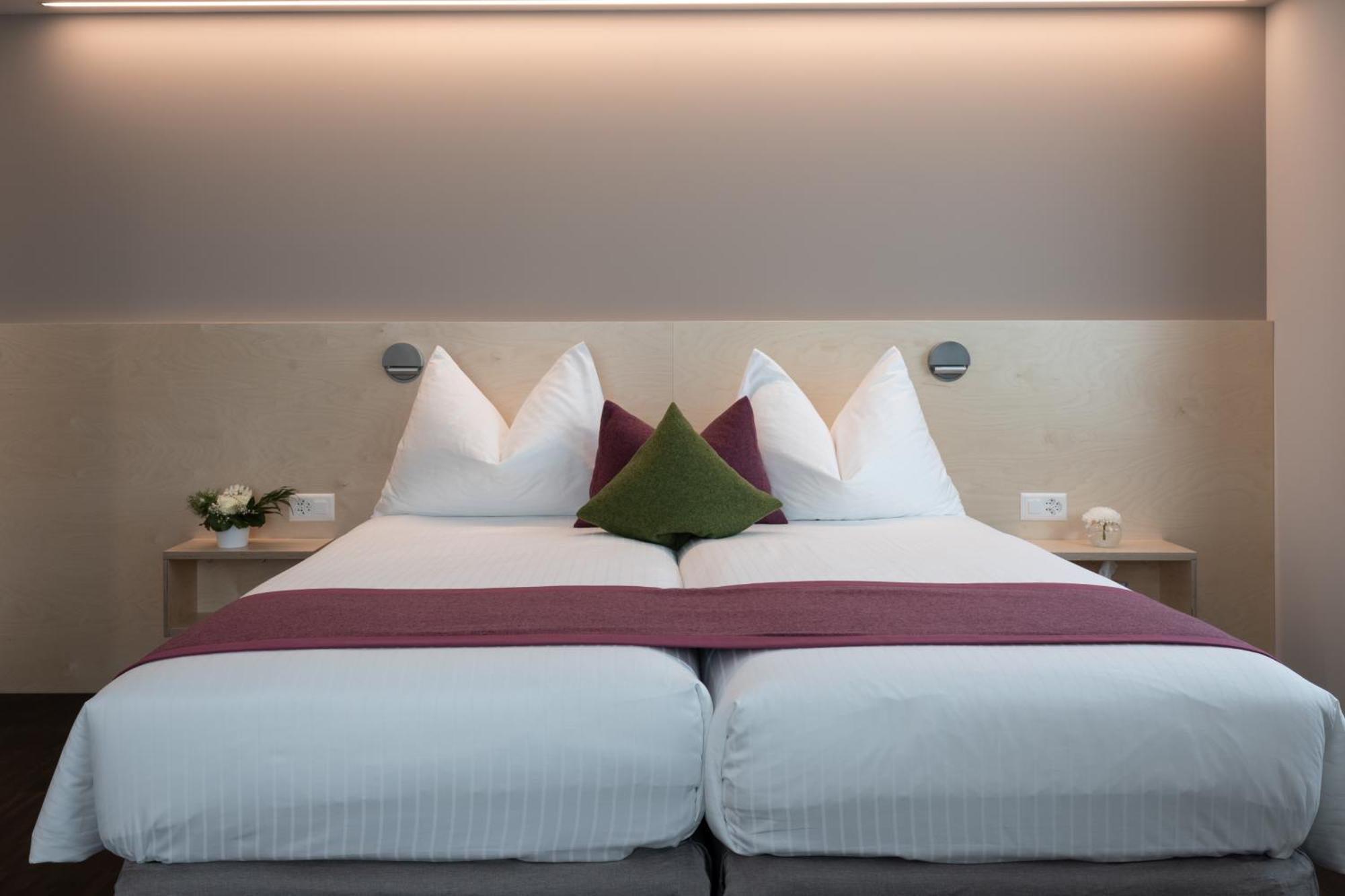 Comfort Tweepersoonskamer met 2 Aparte Bedden en Slaapbank