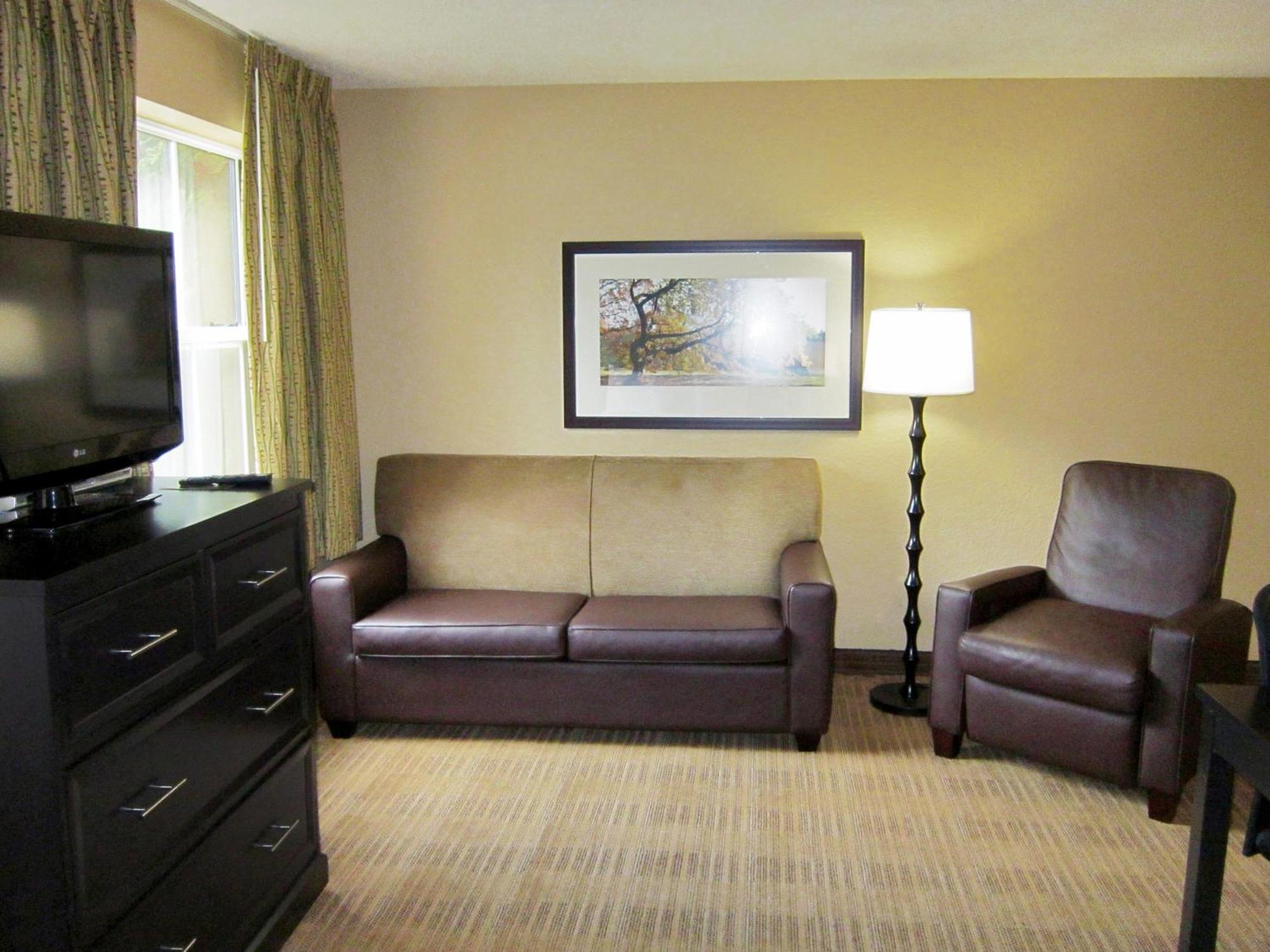Deluxe Studio 1 Queen Bed Non-Smoking