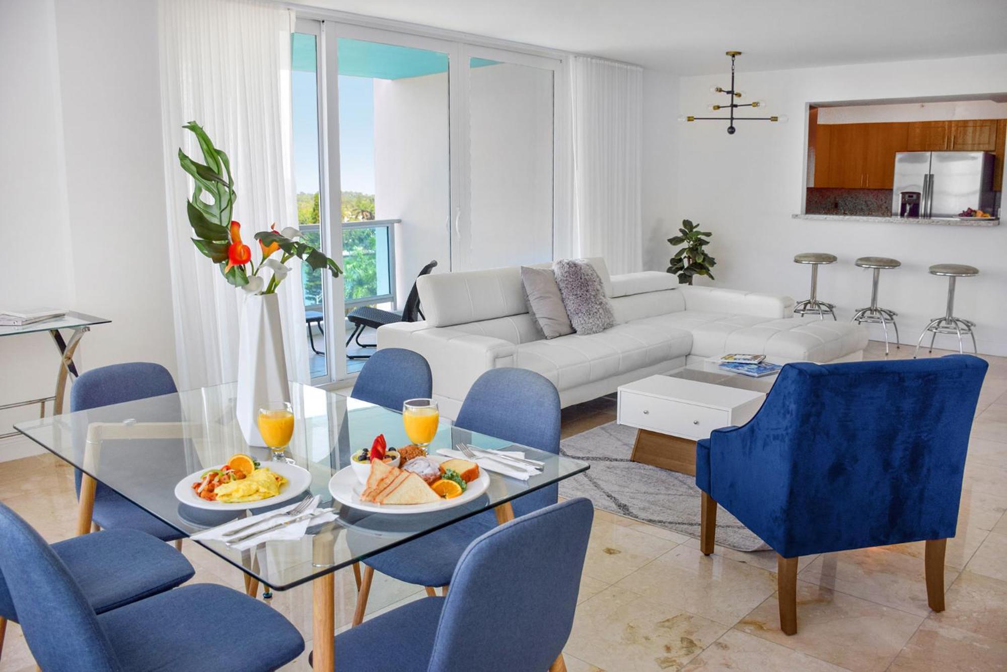 Corner Bayview Master Suite 2 Bedroom 2 Bath Kitchen