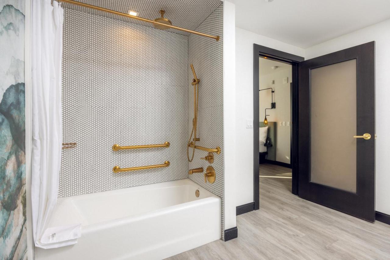 King Room Tub Disability Access