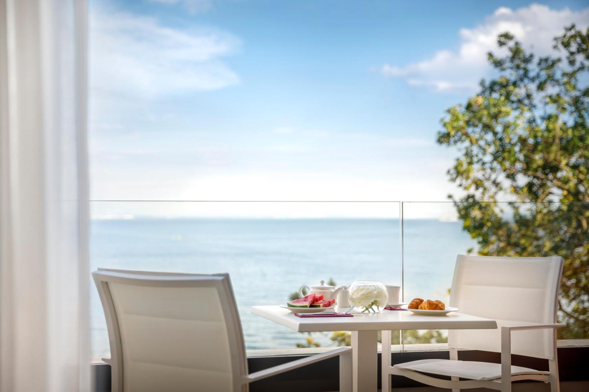 Superior Double Room with Sea View and Sofa Bed