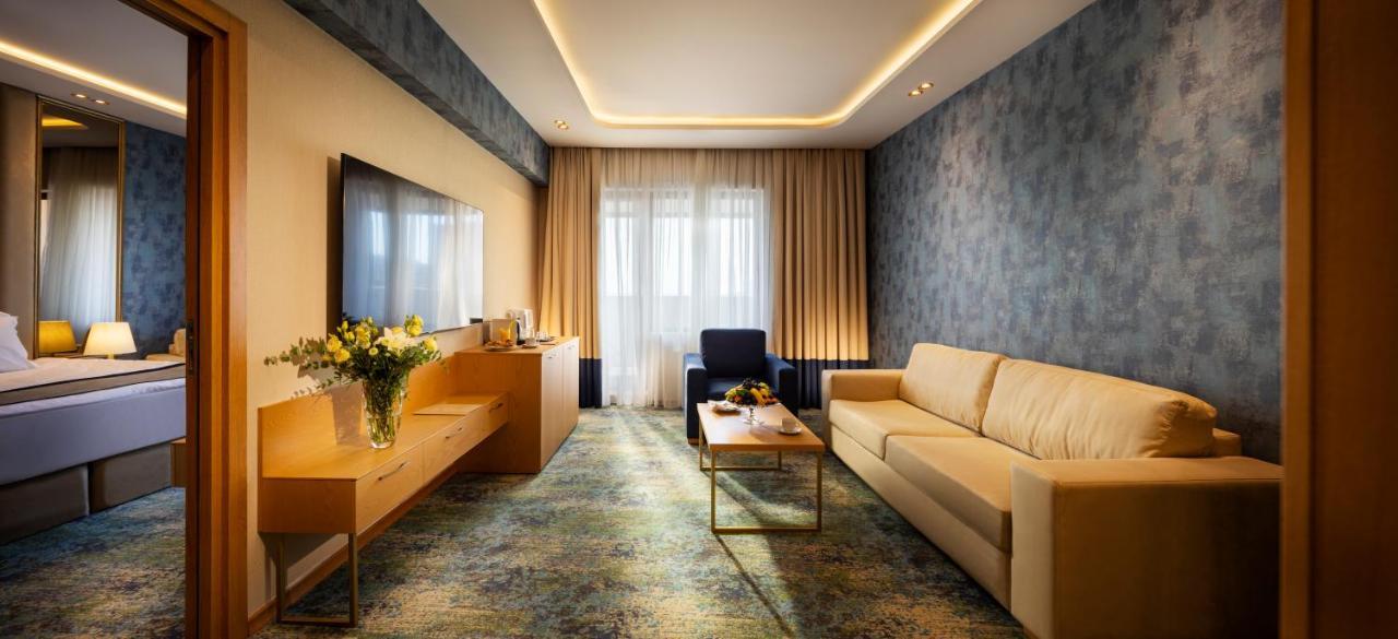 Deluxe One-Bedroom Apartment Sea View Beach Access