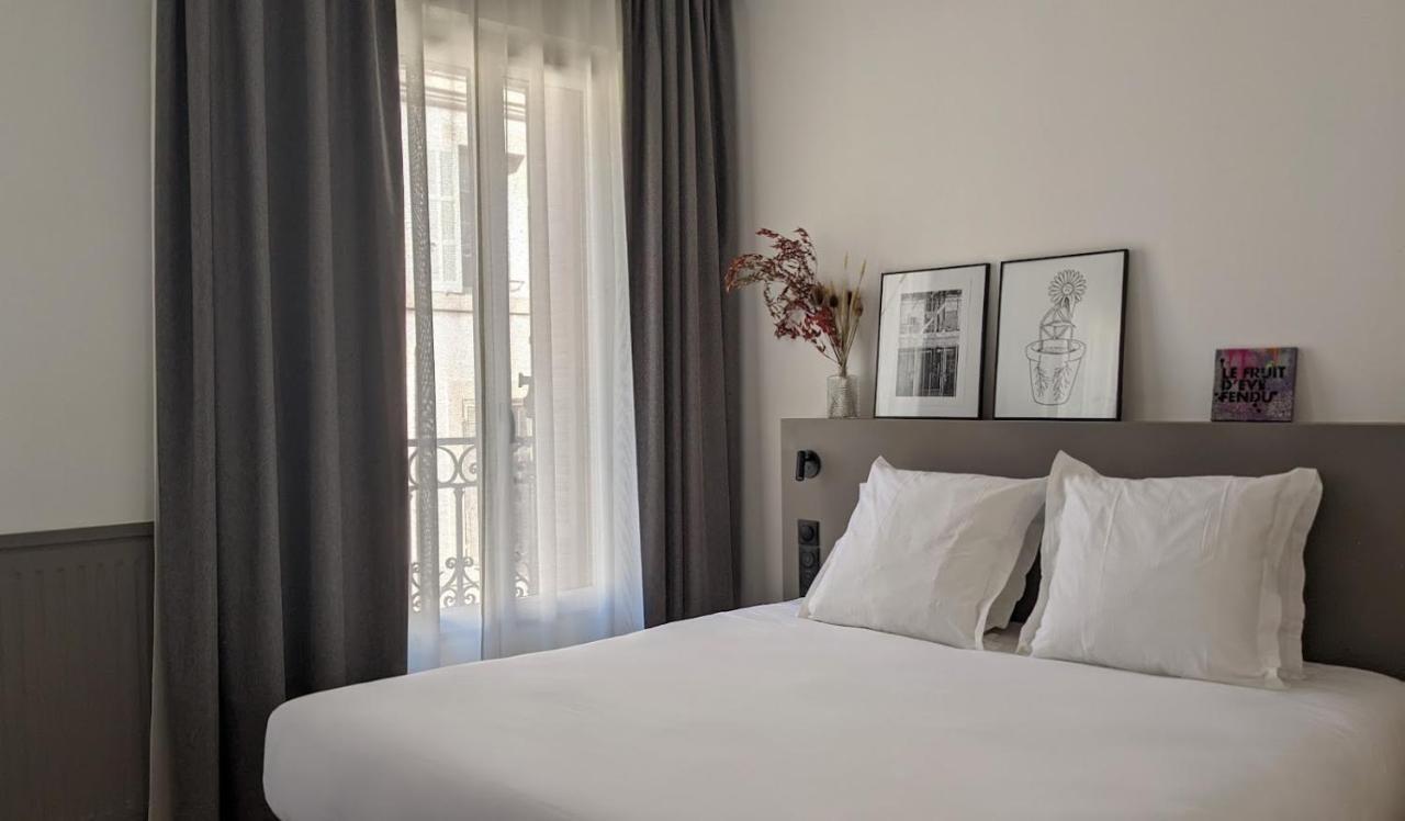 Habitación con cama extragrande.