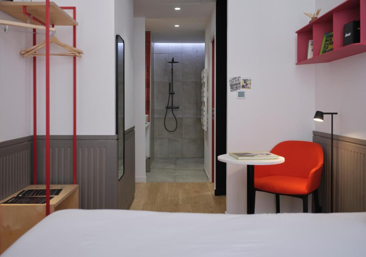 Habitación con cama extragrande.