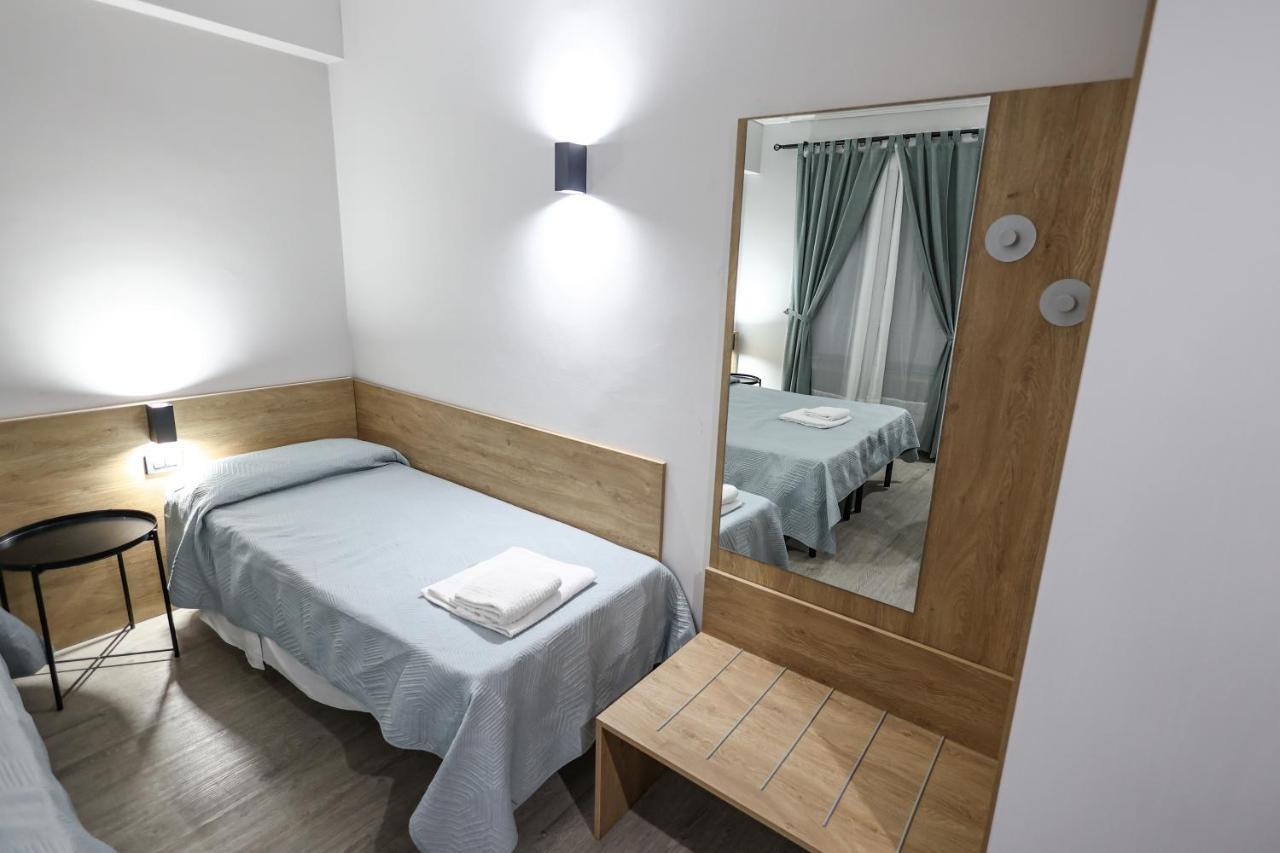 Quarto com 2 Camas de Solteiro e Banheiro Privativo