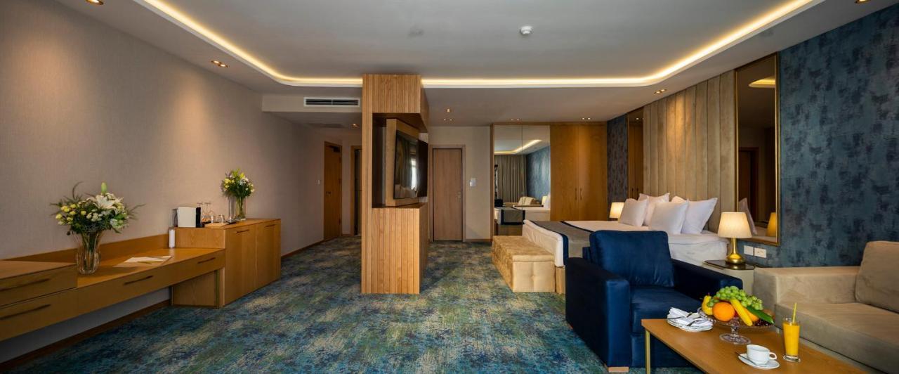 Deluxe One-Bedroom Apartment Sea View Beach Access