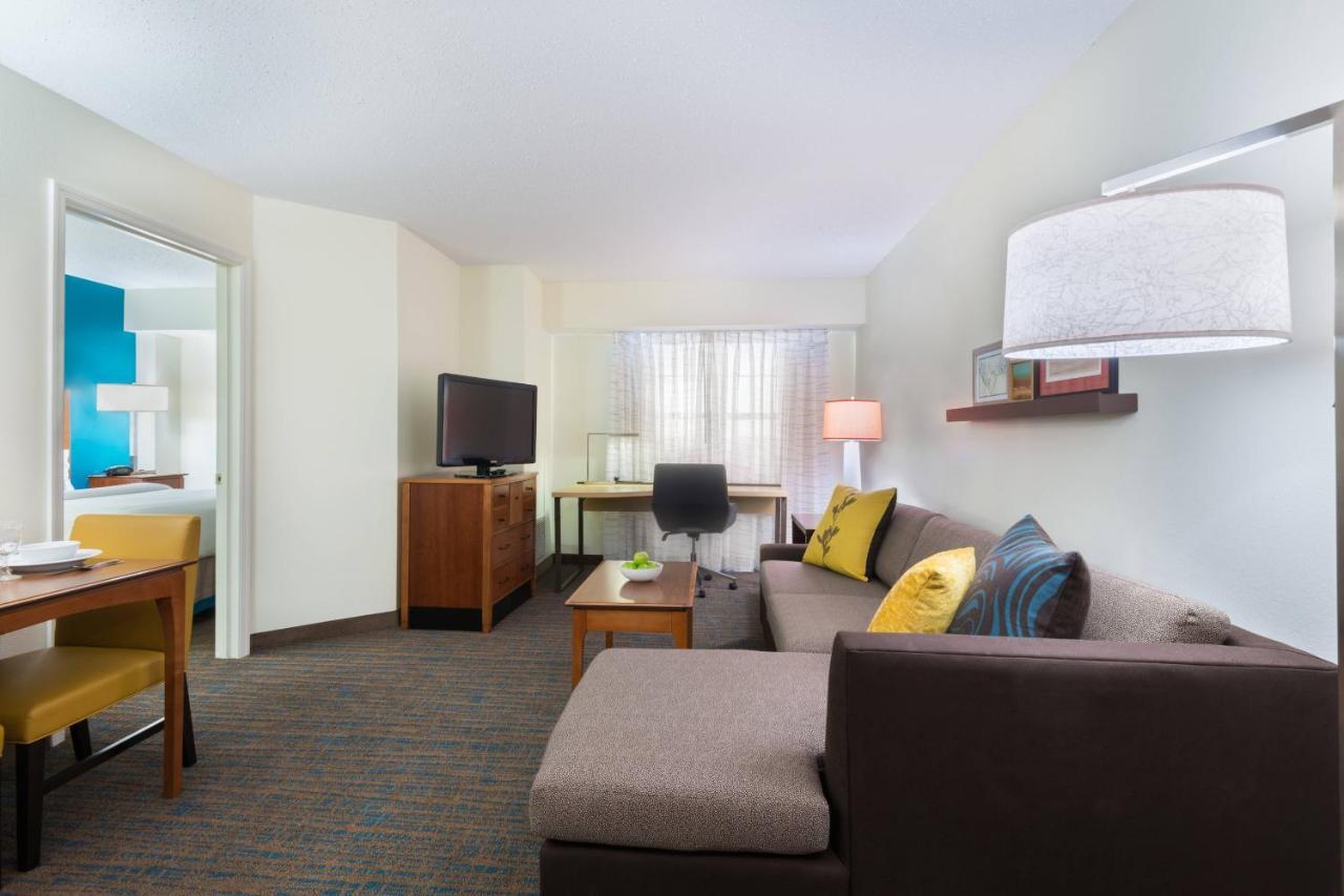 One-Bedroom Queen Suite Sofa Bed