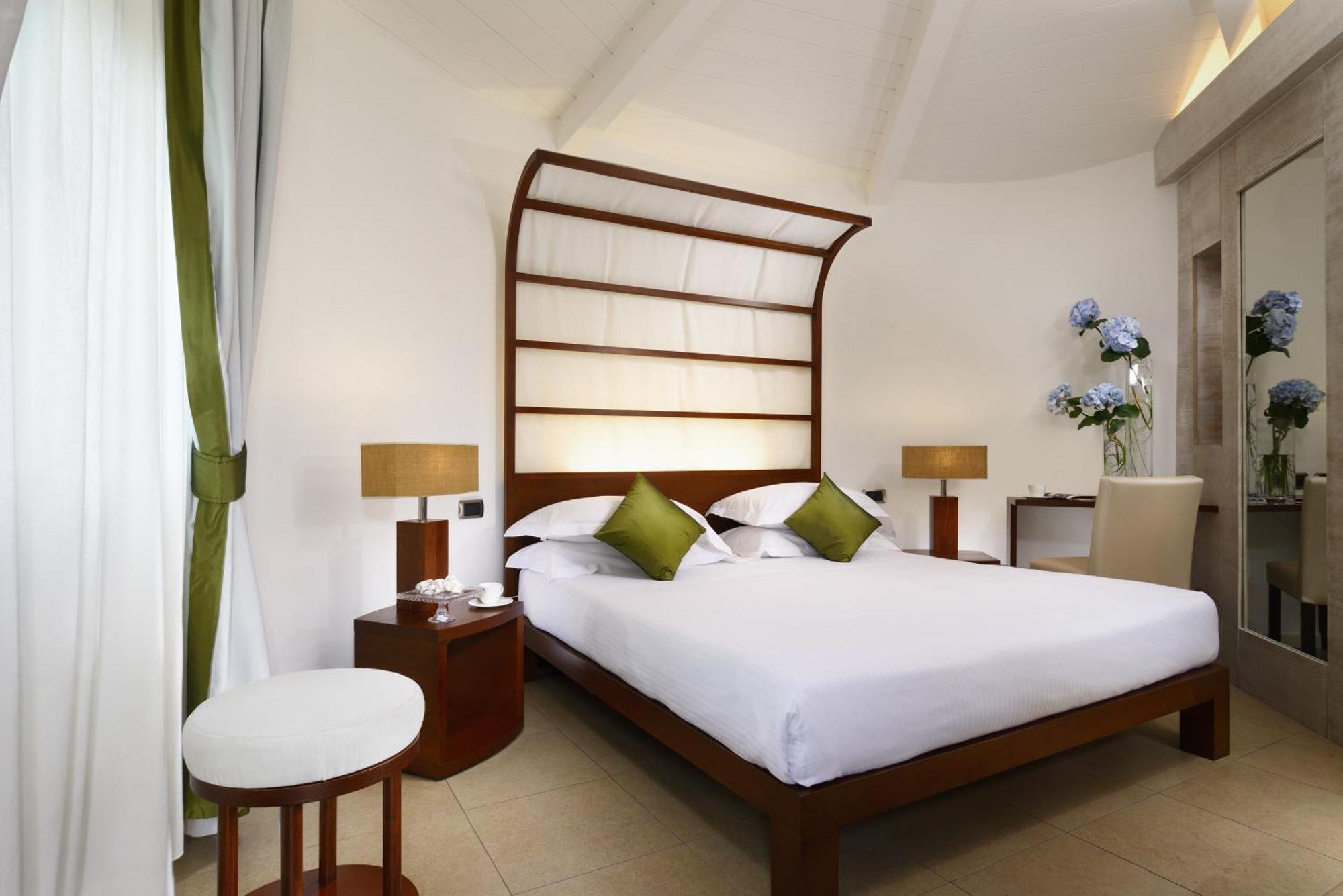 Habitación Doble Superior con bañera de hidromasaje y vistas al mar