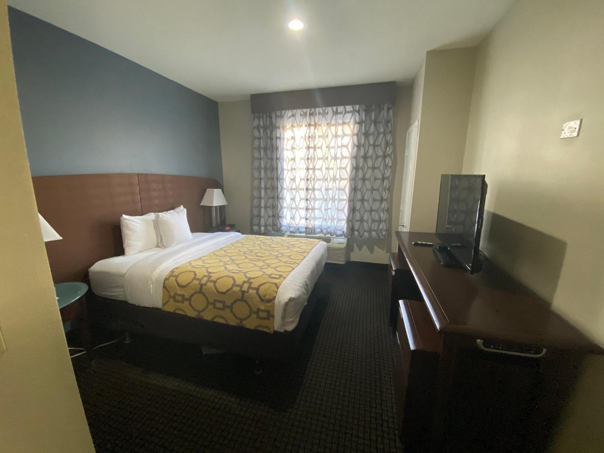 1 Queen Bed Mobility Accessible Room Roll Shower Non-Smoking