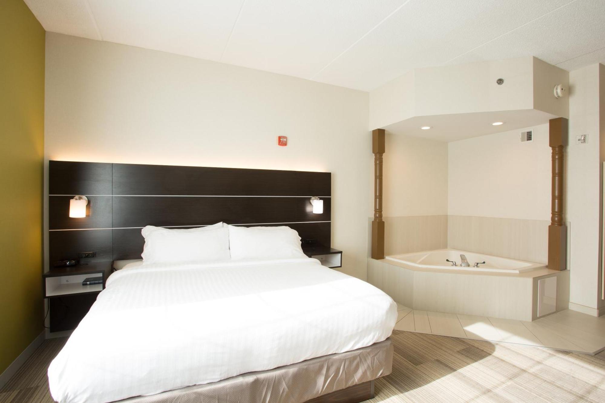 One-Bedroom King Suite with Spa Bath,1449537646:JPEG