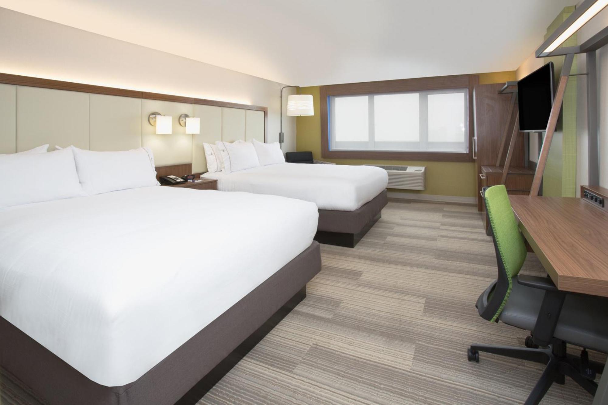 Standard Queen Room Two Queen Beds Mobility Accessible Tub