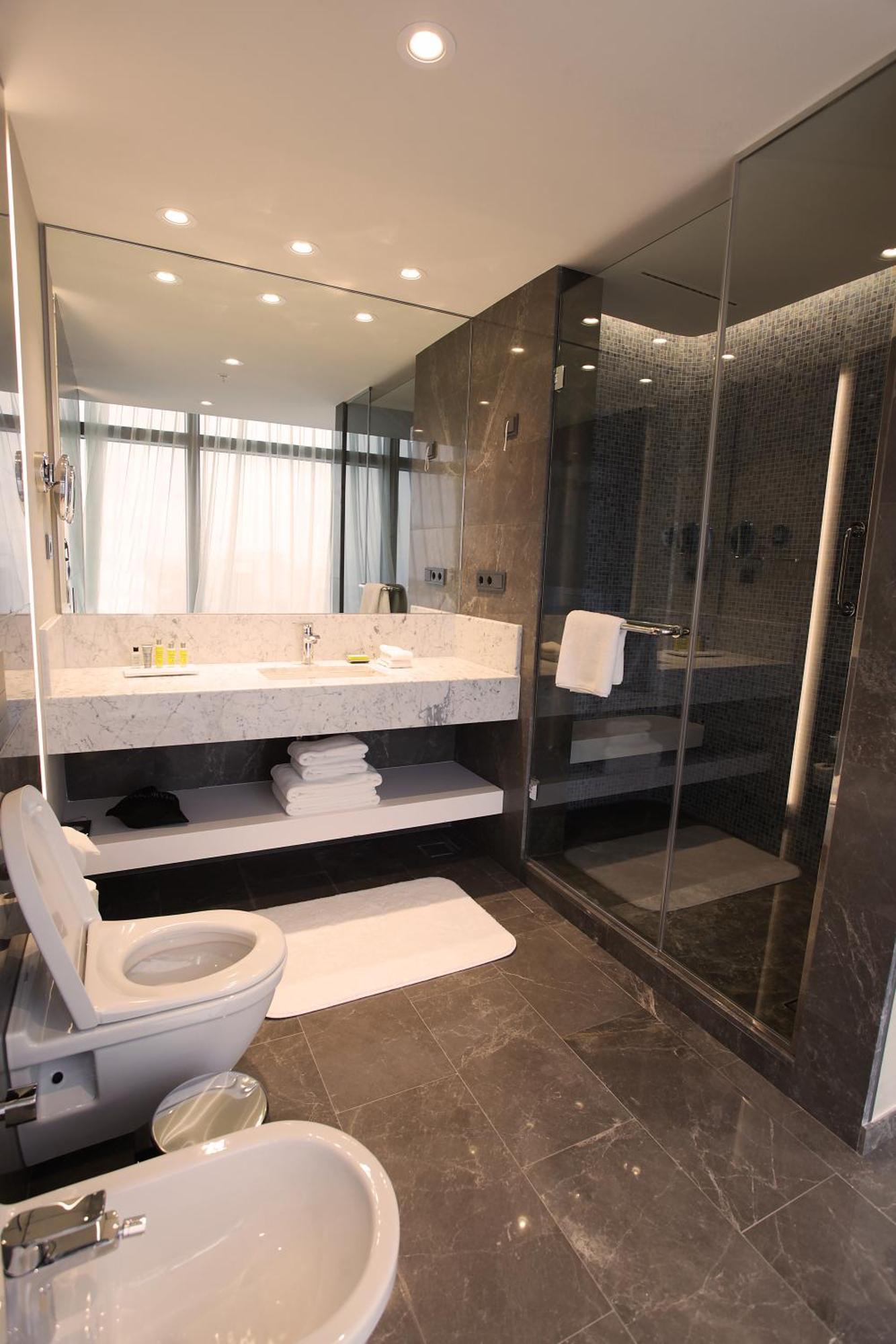 Deluxe King Room City View