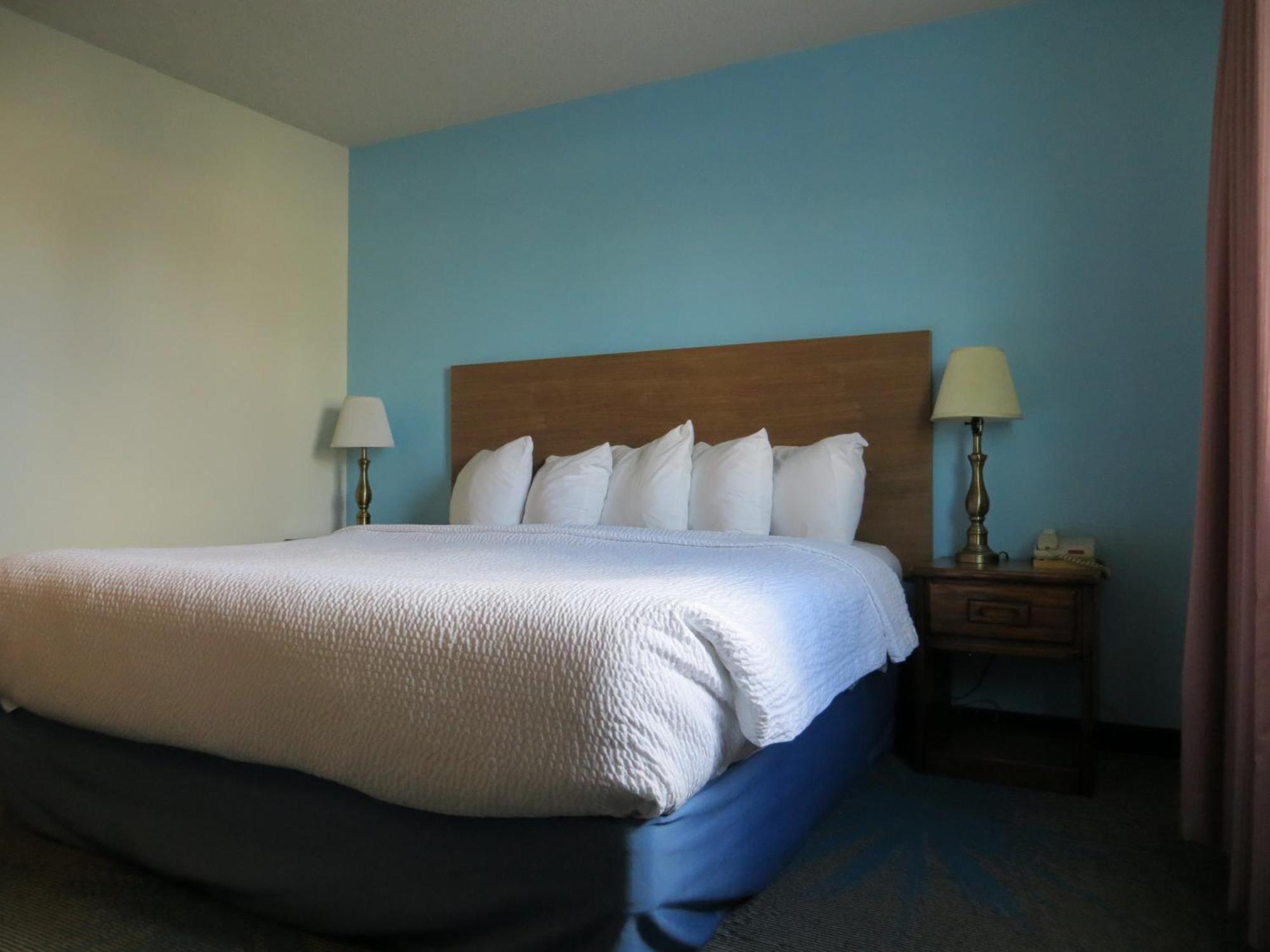 1 King Bed Mobility or Hearing Accessible Room Bathtub w or Grab Bars