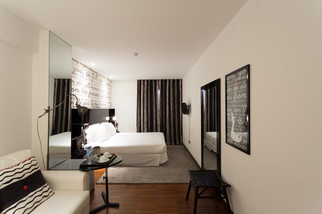 Tweepersoonskamer met 2 Aparte Bedden en een Extra Bed