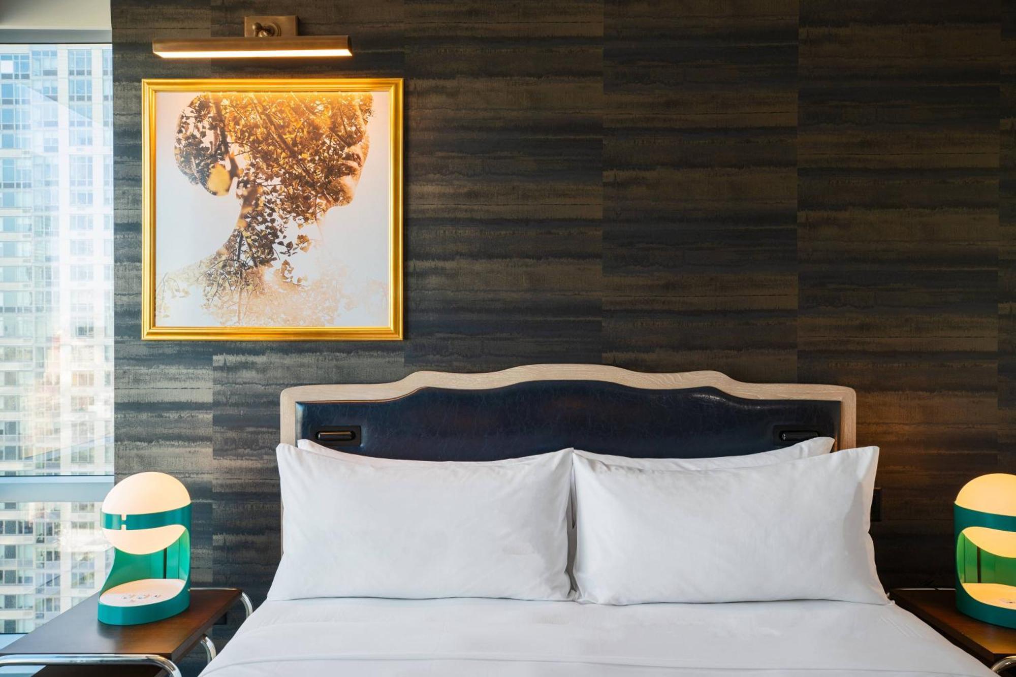 Eckzimmer mit 1 Kingsize-Bett und Stadtblick