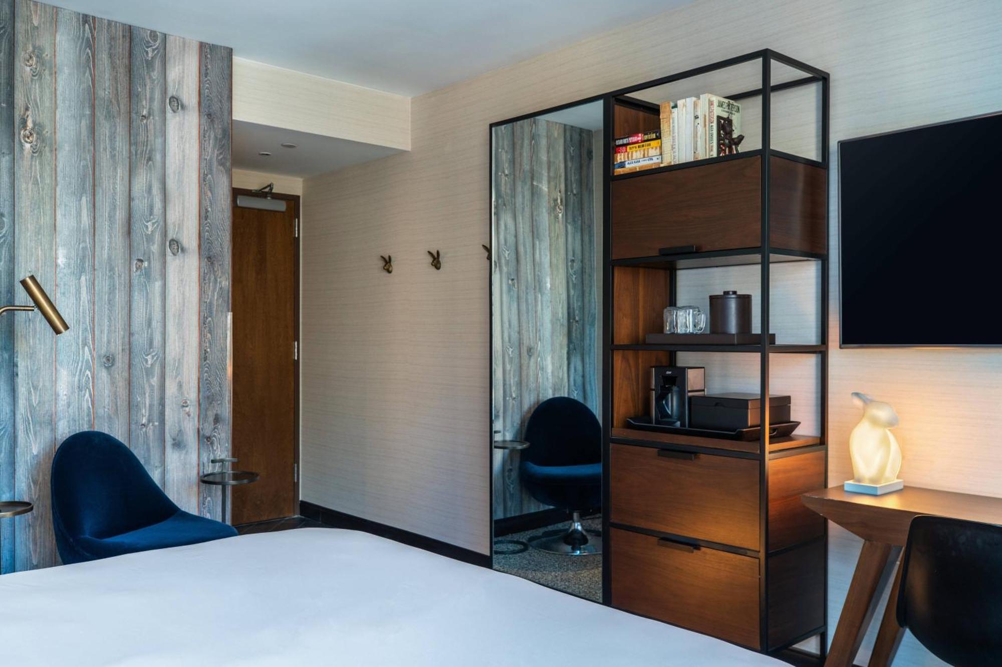 Zimmer mit 1 Kingsize-Bett und Stadtblick