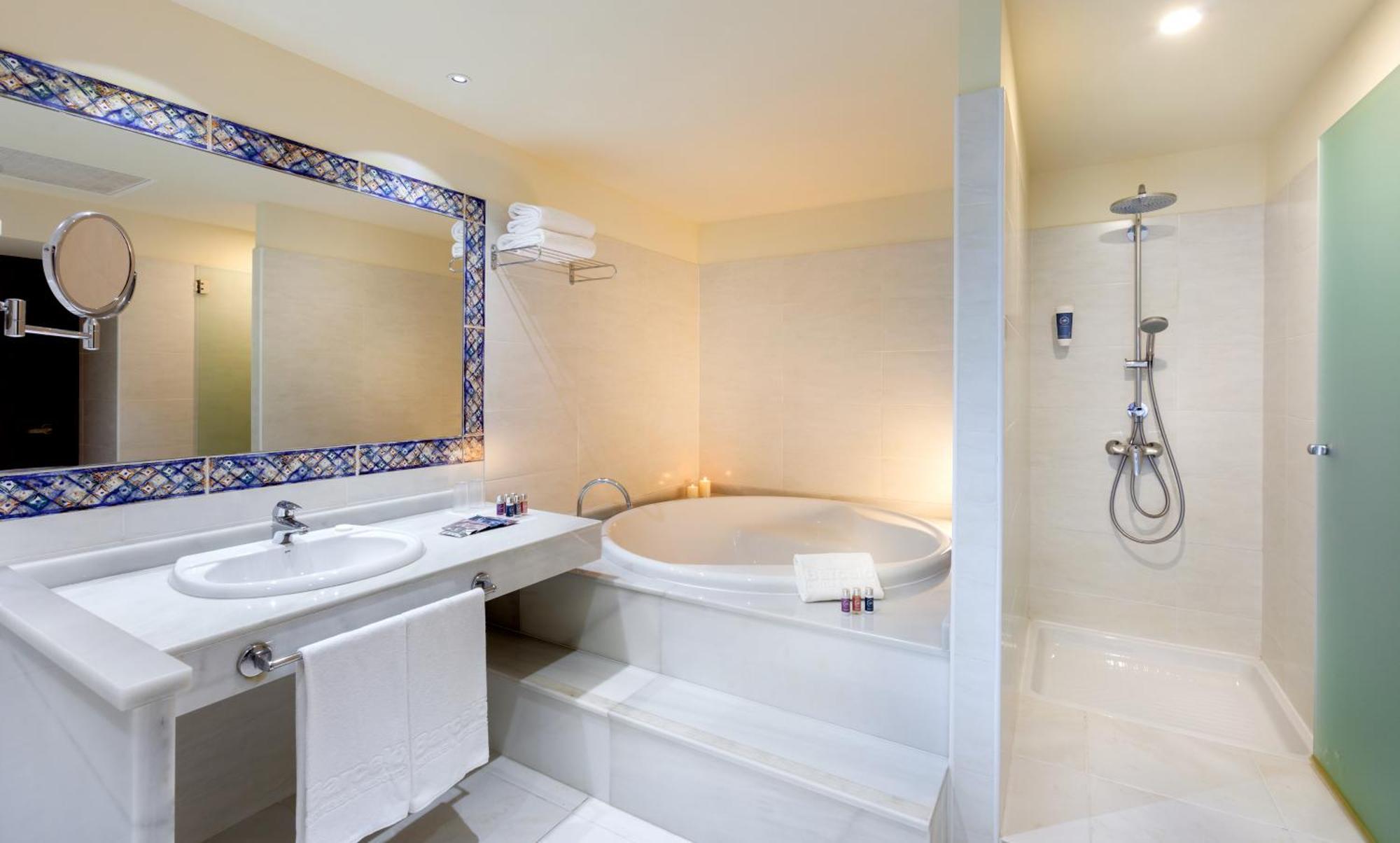 Deluxe Suite with Sea View