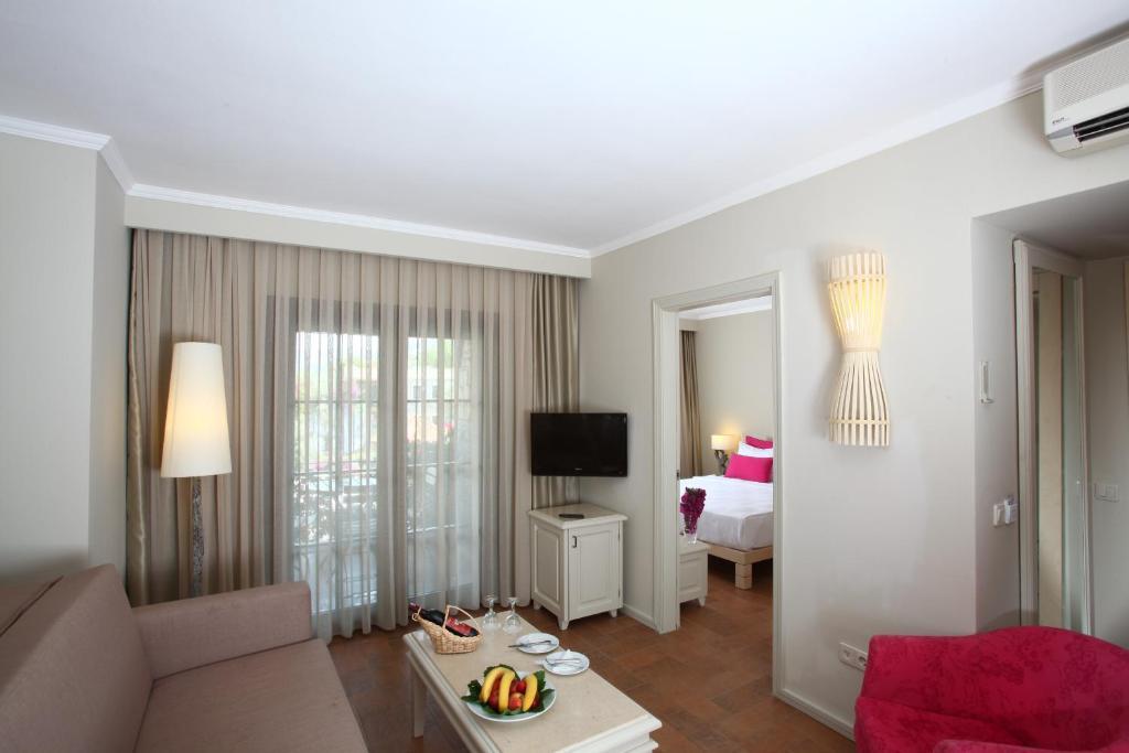 Triple Suite,15331198:JPEG