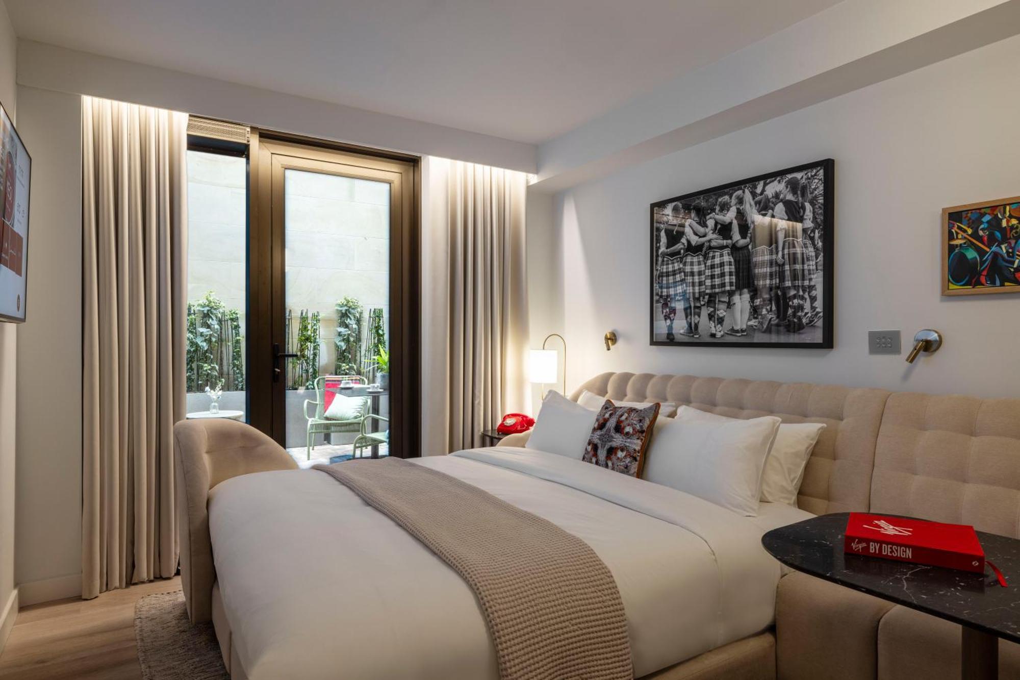Habitación con cama extragrande y terraza