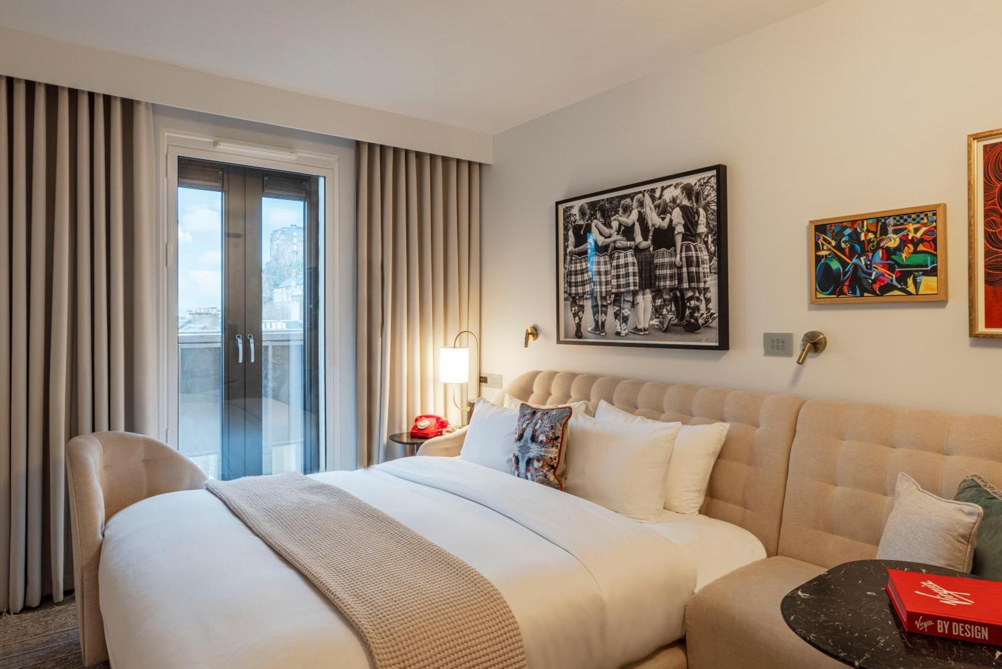 Habitación con cama extragrande y vistas al castillo