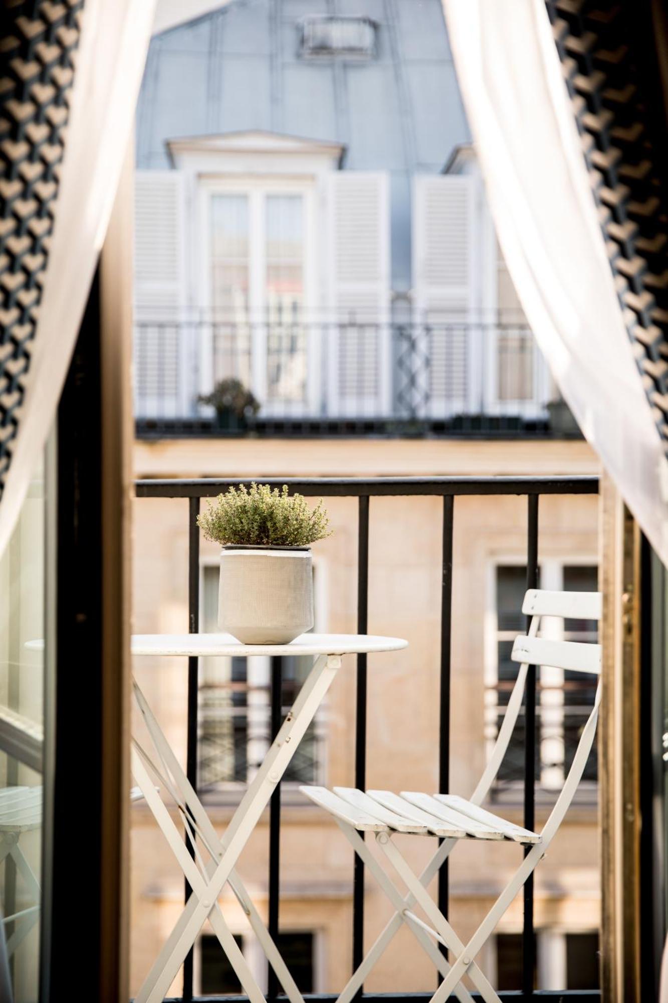 Quarto com Cama Queen-size, Varanda e Vista das Coberturas de Paris
