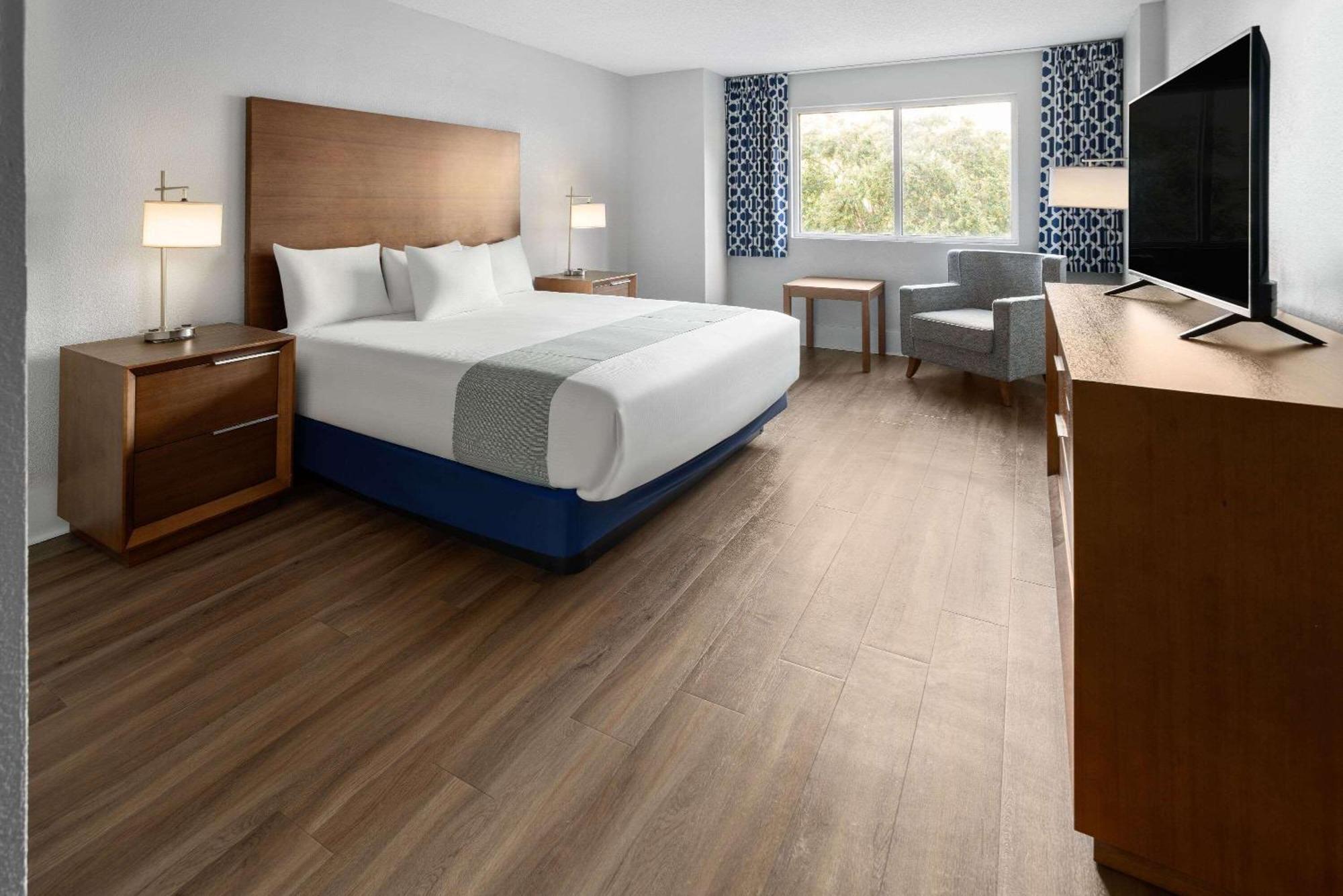 King Room with Mobility Access and Bathtub with Grab Bars, Non-Smoking