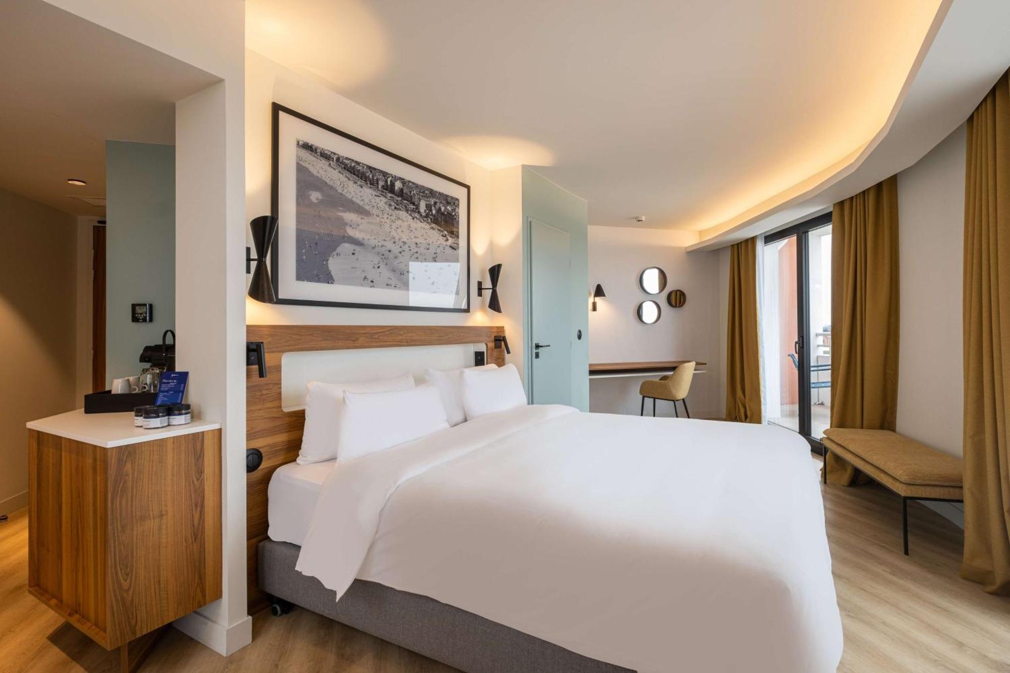 Junior Suite Balcony City View