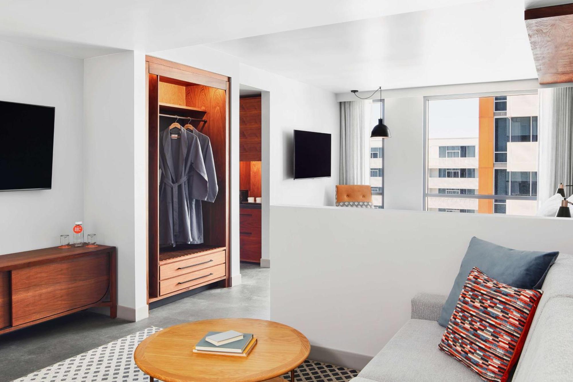Junior King Suite Seating Area