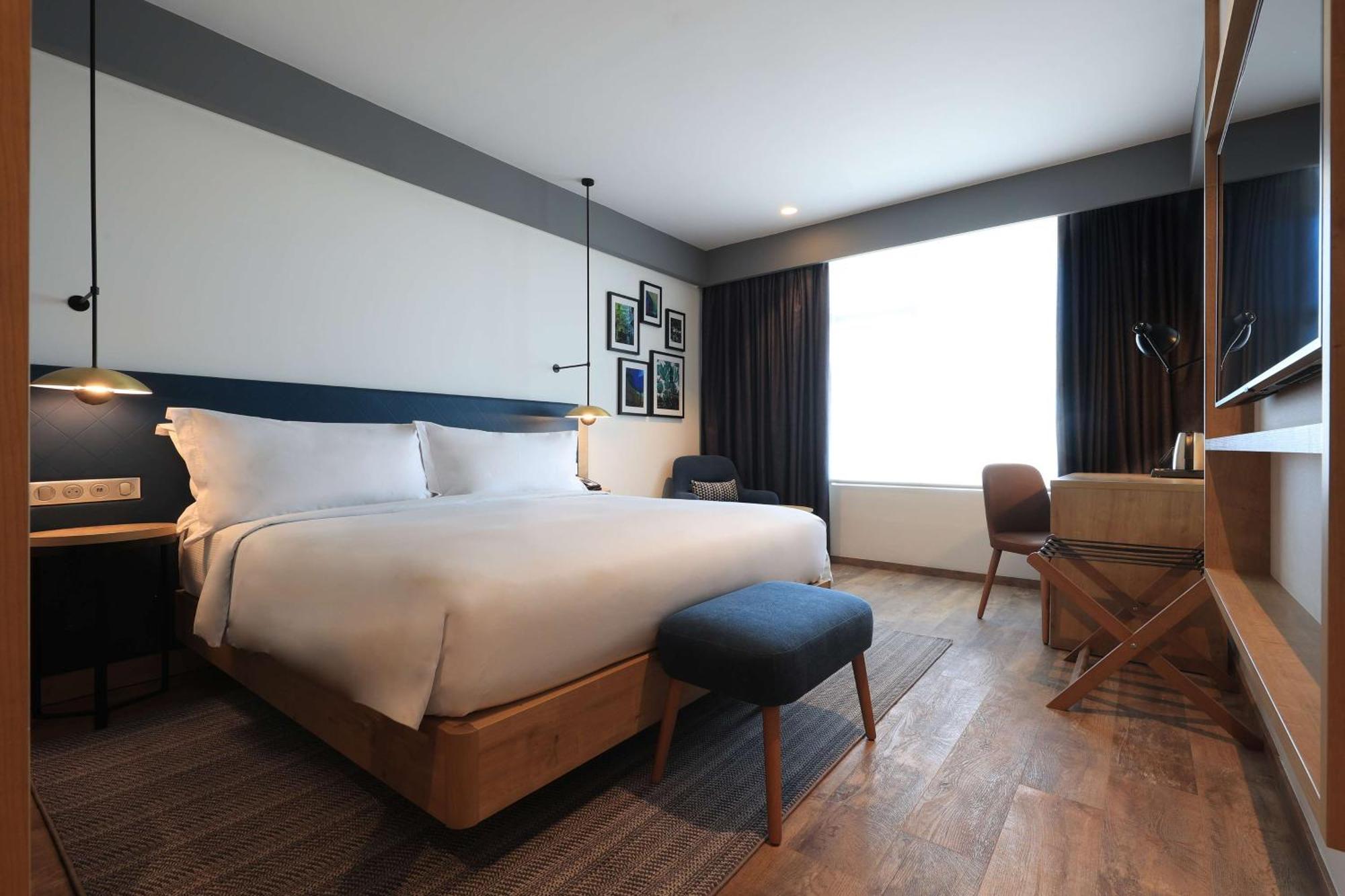 Zimmer mit Kingsize-Bett und Sofa